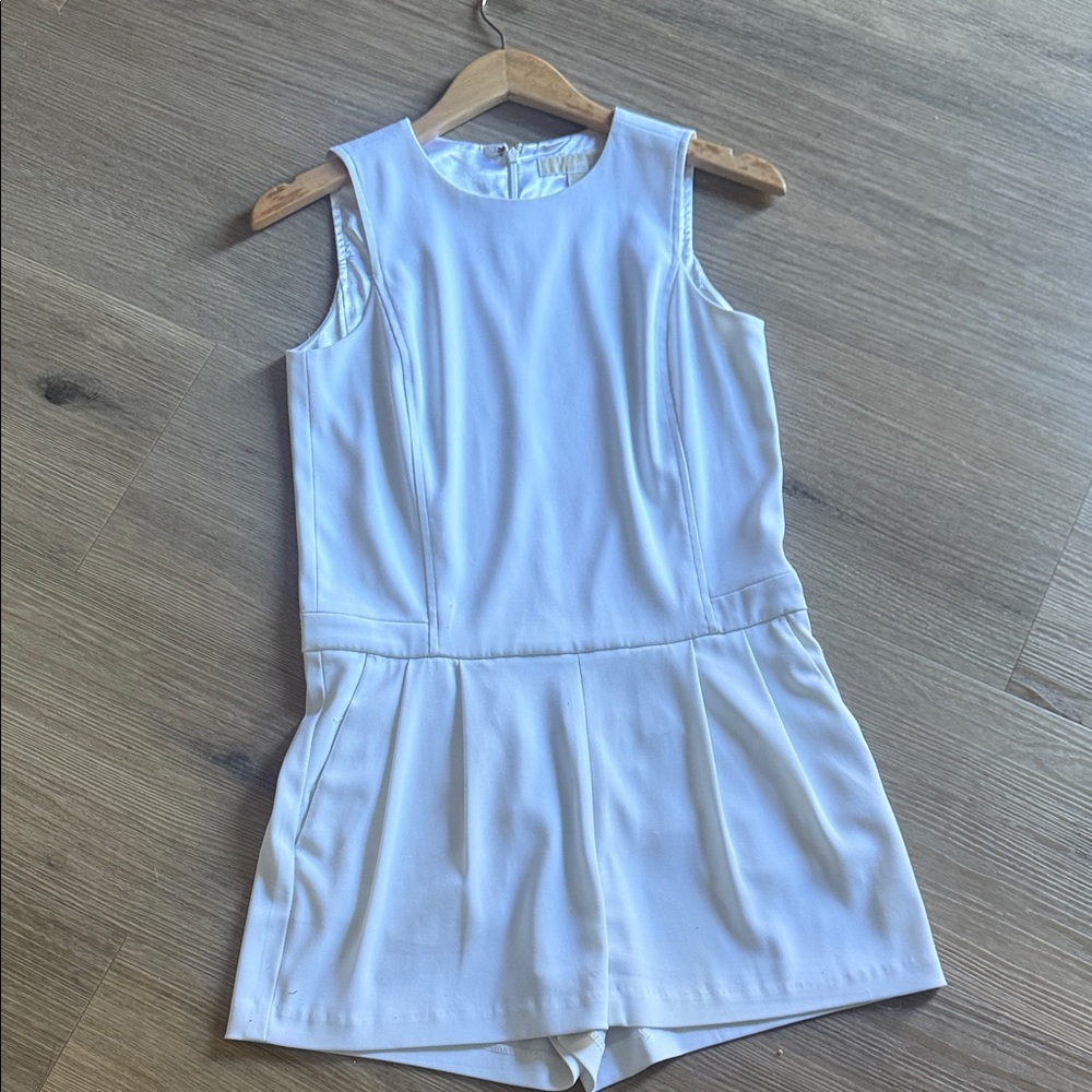 Michael Kors Elegant White Short romper so cute size 0 with pockets